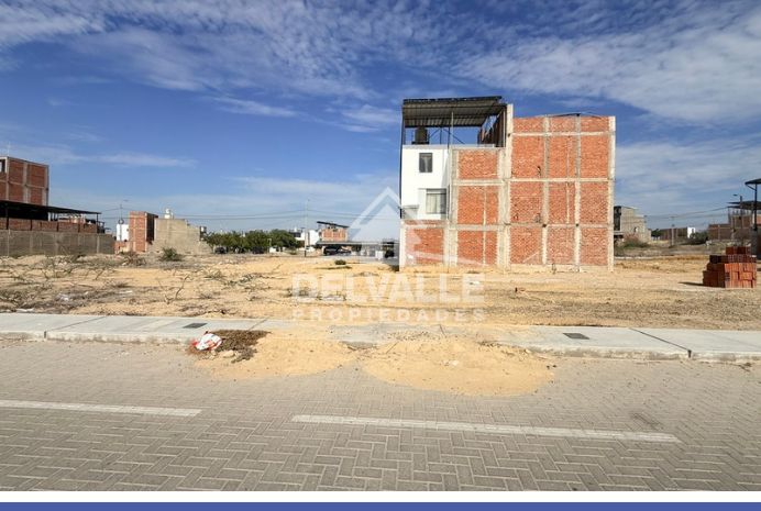 SE VENDE TERRENO – Urb. Alameda Country Club (Castilla)